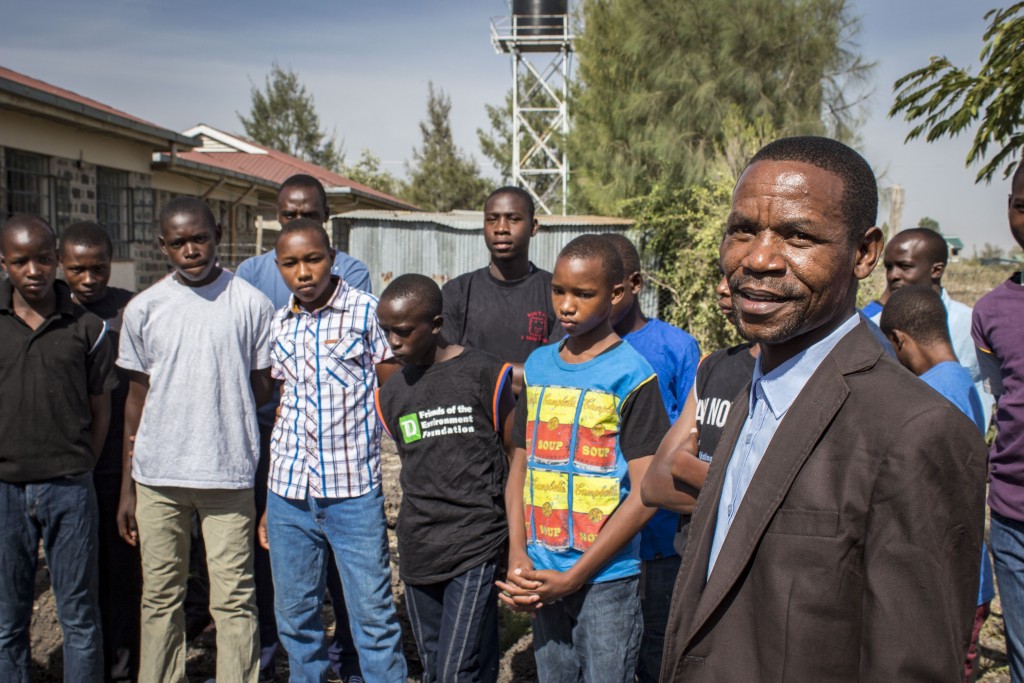 John Ombasa a jeho chalani z Rehabilitačného centra Nový život Mwangaza strávia volebný deň v projekte. 