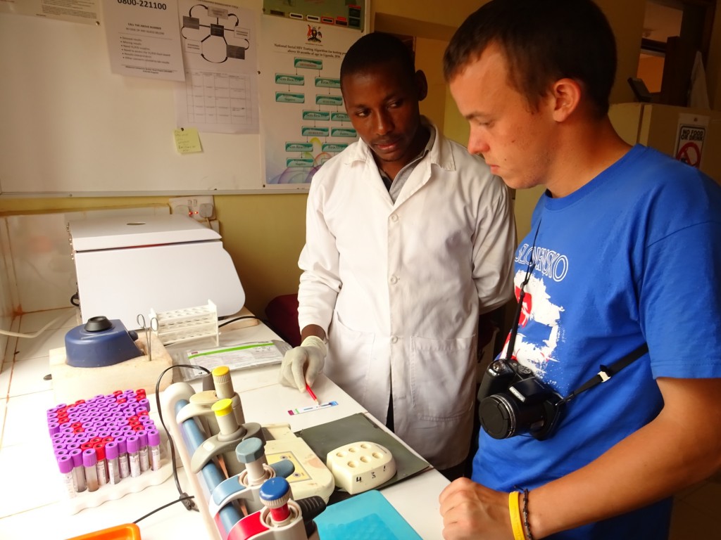 Zdravotnícky laborant Lawrence a Marek v laboratóriu na klinike