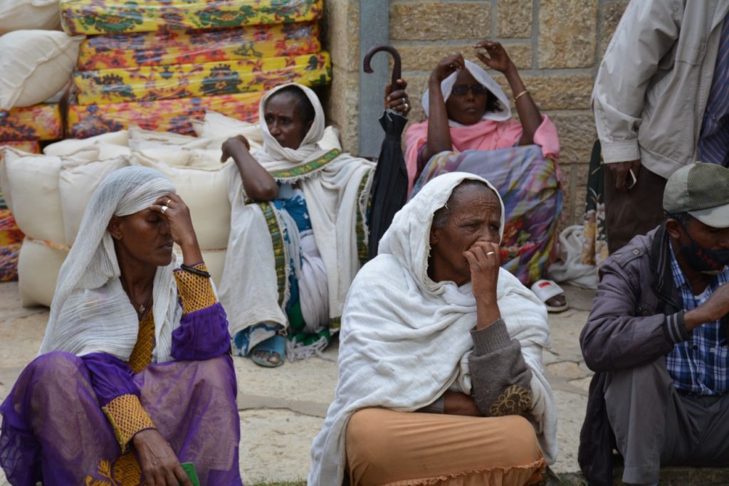 Rodiny počas júnovej distribúcie materiálnej pomoci v Mekelle. Foto: sestry Vincentky, 2021