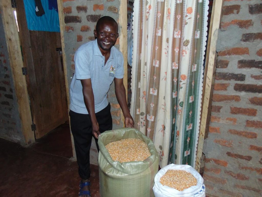 Kvôli sezónnemu nedostatku banánov a drahému oleju sa George tieto dni zameriava výlučne na popcorn. Z úspor nakúpil 200 kg kukurice a dnes pripravuje iba túto pochúťku. Foto: Dobrá novina 2022. 